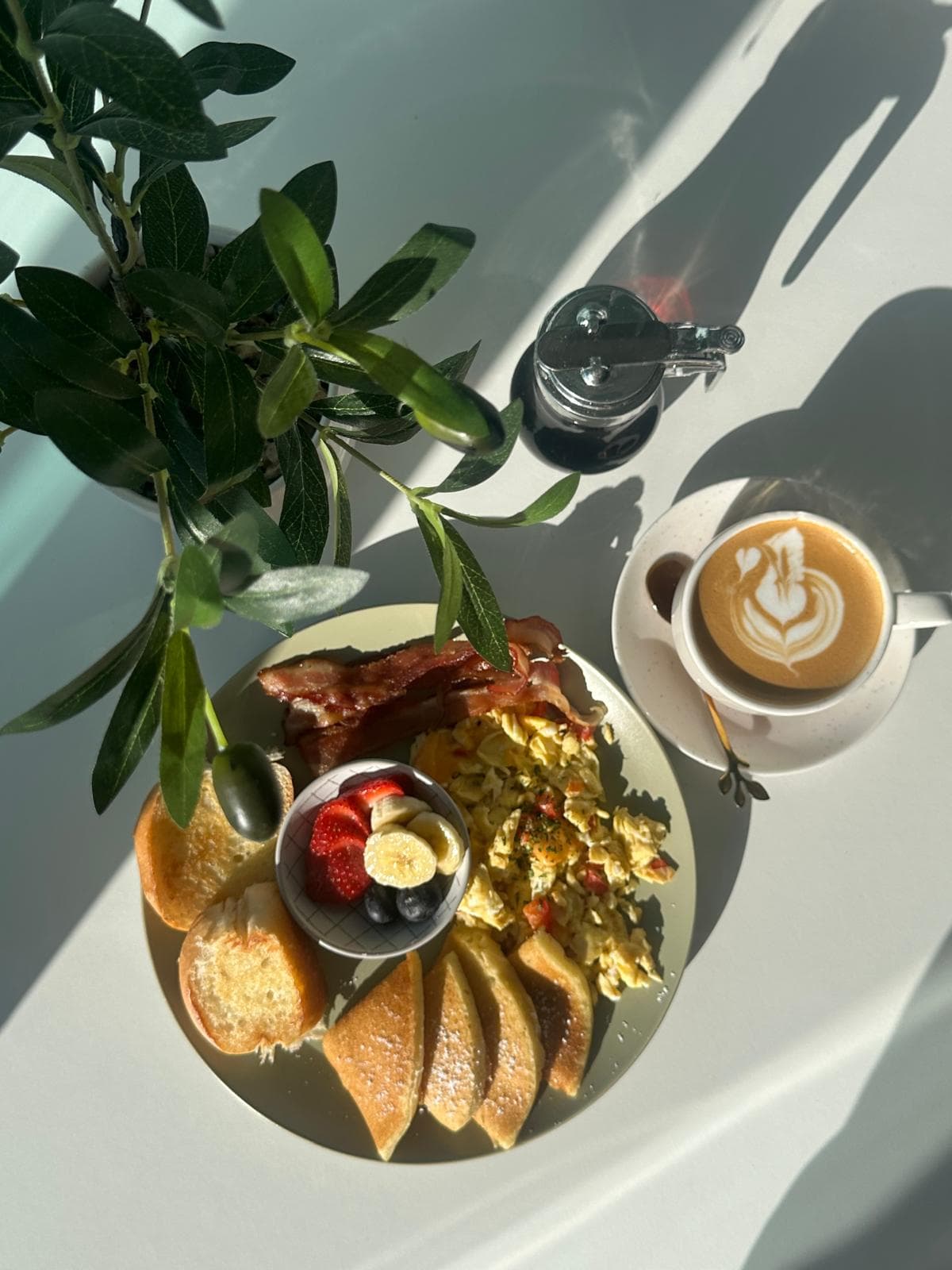 Latte art y brunch con luz natural
